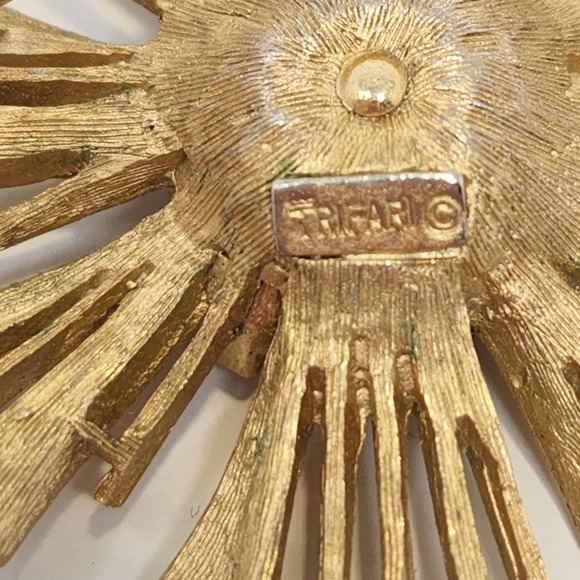 Crown Trifari Gold Tone Ruby Red Crystal Starburst Brooch Pin Vintage Costume - Picture 3 of 5